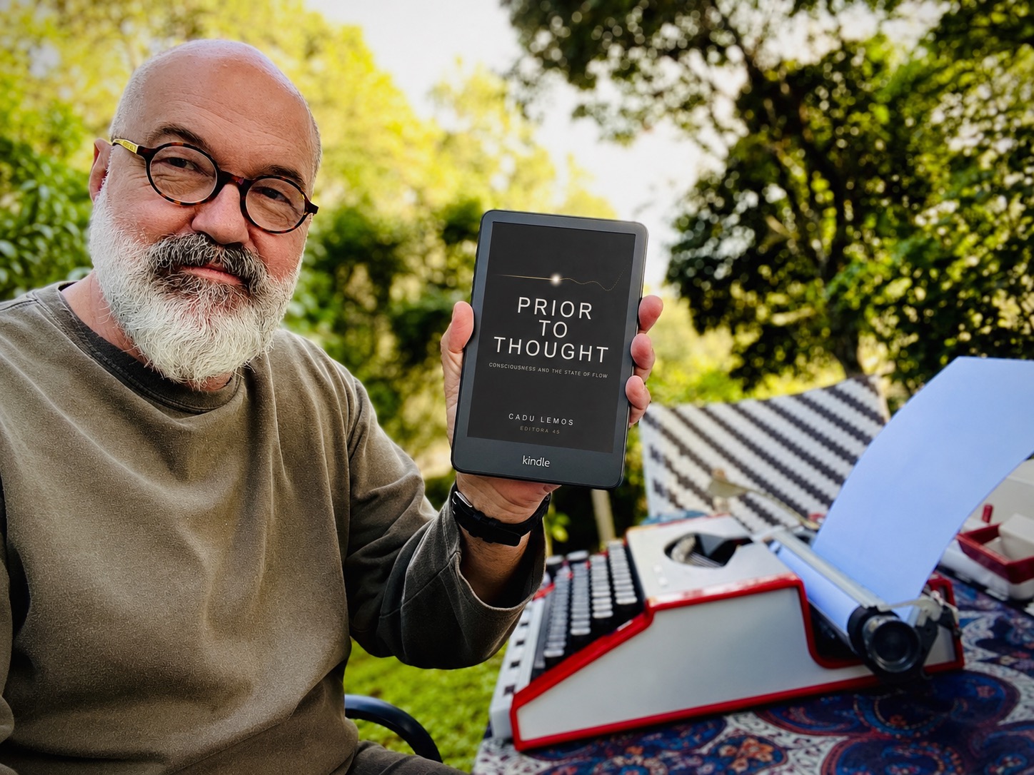 Cadu Lemos com o livro Antes do Pensar e sua máquina de escrever