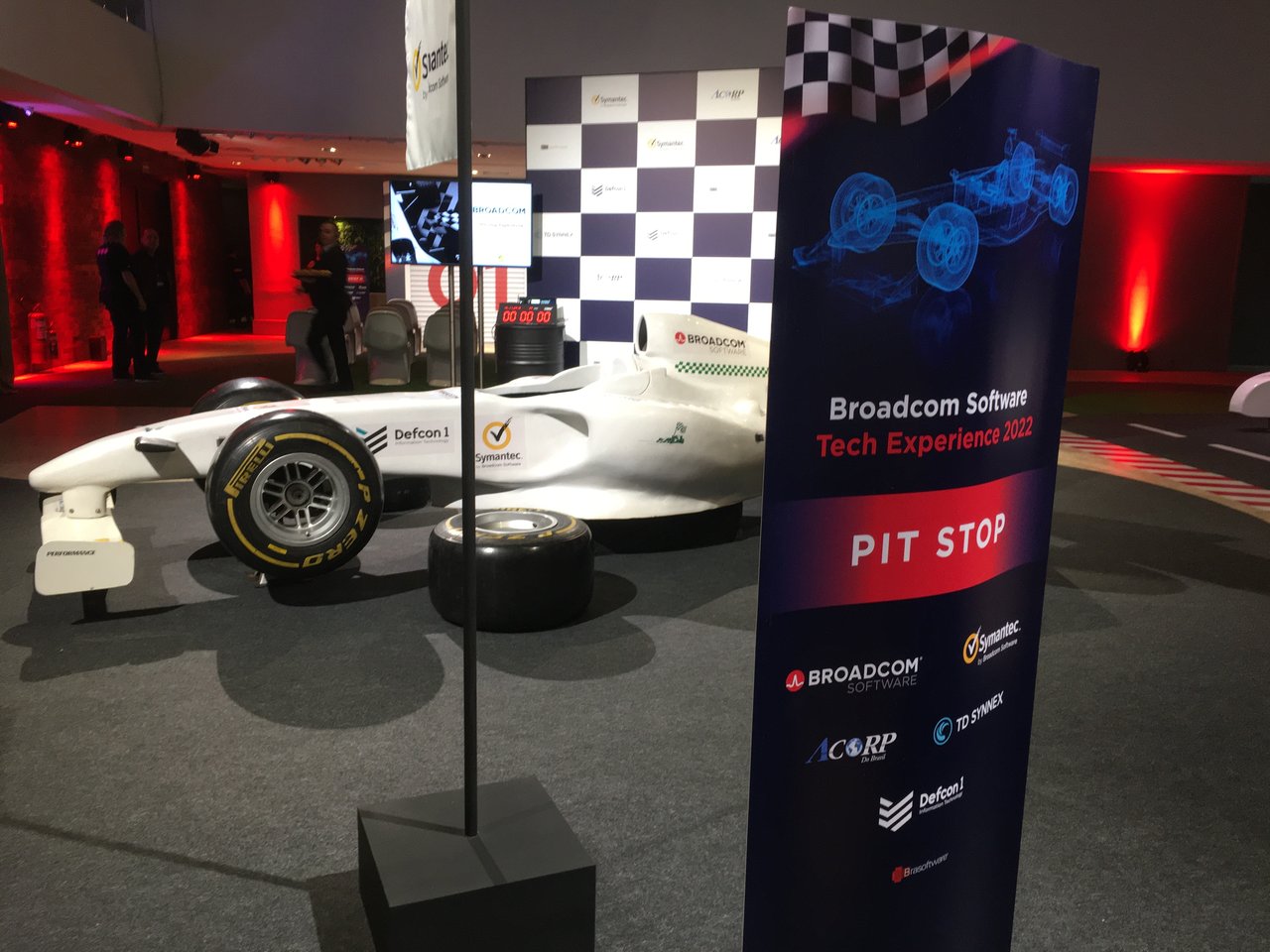 Ambiente Broadcom com totem Pit Stop iluminado
