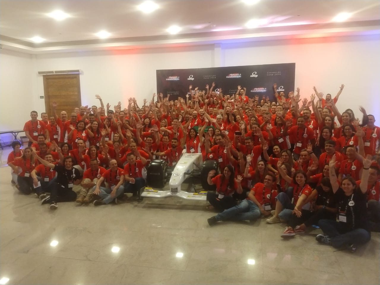 Foto-grupão Convenção Coop com mãos para cima