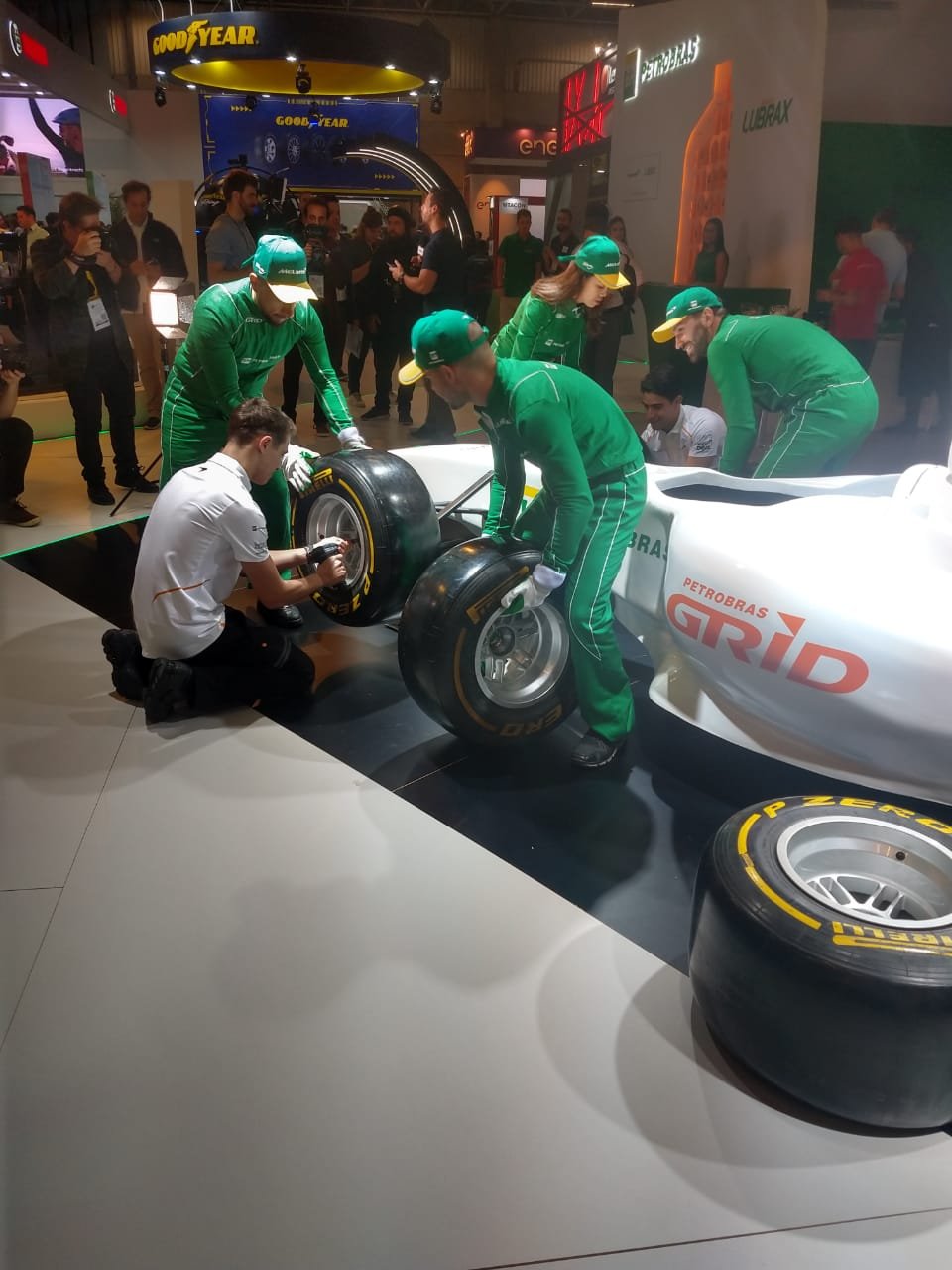 Equipe uniformizada Goodyear/Petrobras Grid em feira