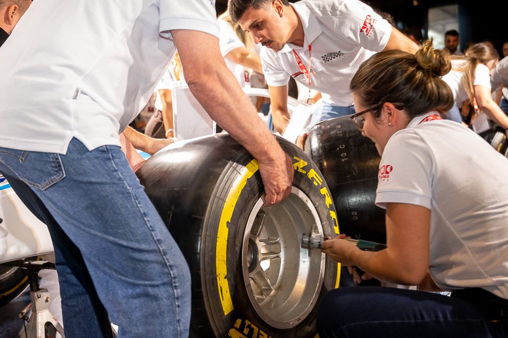 Detalhe da troca de pneu Pirelli durante a dinâmica