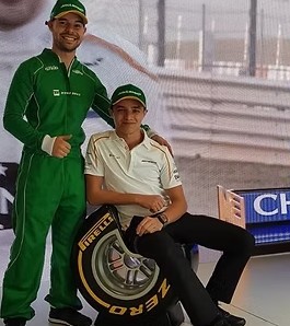 Lando Norris ao lado da réplica de Fórmula 1 no estande da Petrobras