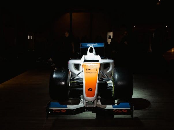 Réplica de Fórmula 1 do Pit Stop Experience em iluminação cinematográfica